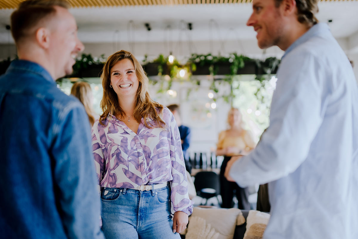 Tre personer prater om lønn og lønnshåndtering med Tripletex