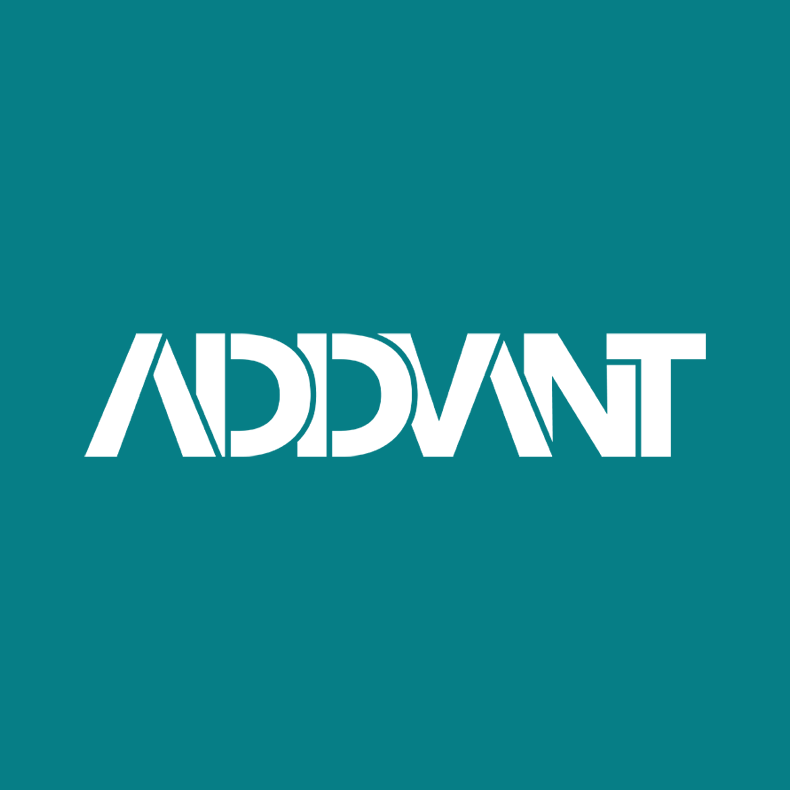 Logo med ordet "ADDVANT" i fete, hvite, store bokstaver på blågrønn bakgrunn. Bokstavene har en geometrisk design med skarpe vinkler og rene linjer.
