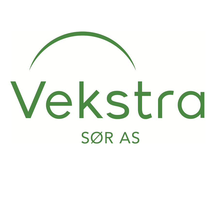 Logo til Vekstra SØR AS med grønn tekst og en buet strek over ordet "Vekstra".