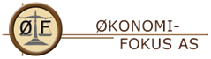 Logoen til Økonomi-Fokus AS har en stilisert skala innenfor en sirkel til venstre og firmanavn i brun tekst til høyre.
