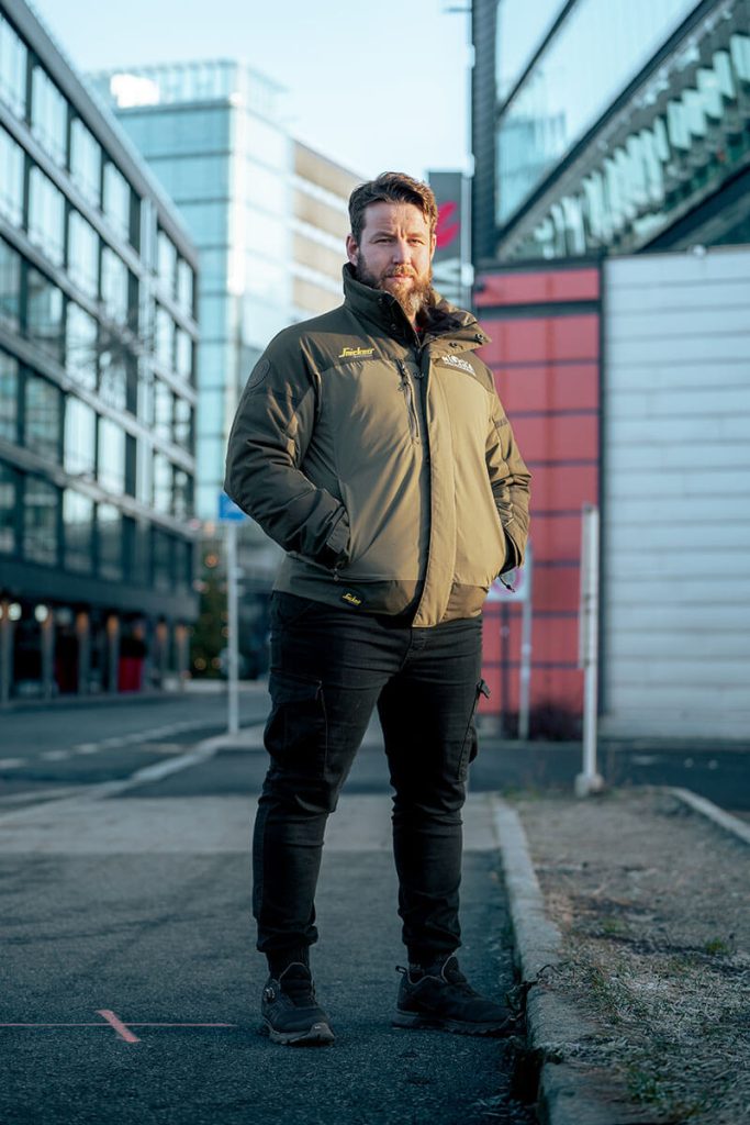 Snekker og sosiale medier-profil Daniel Mork står på gaten på Skøyen.