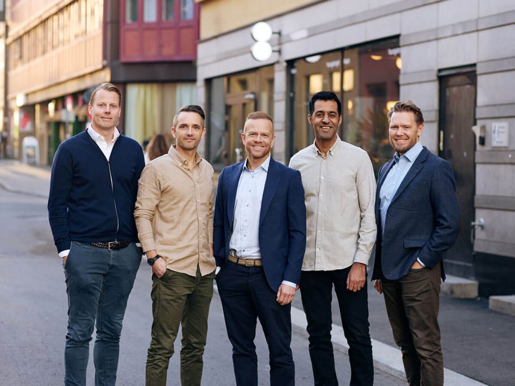 Fem ansatte i Vivende poserer utendørs for kamera.
