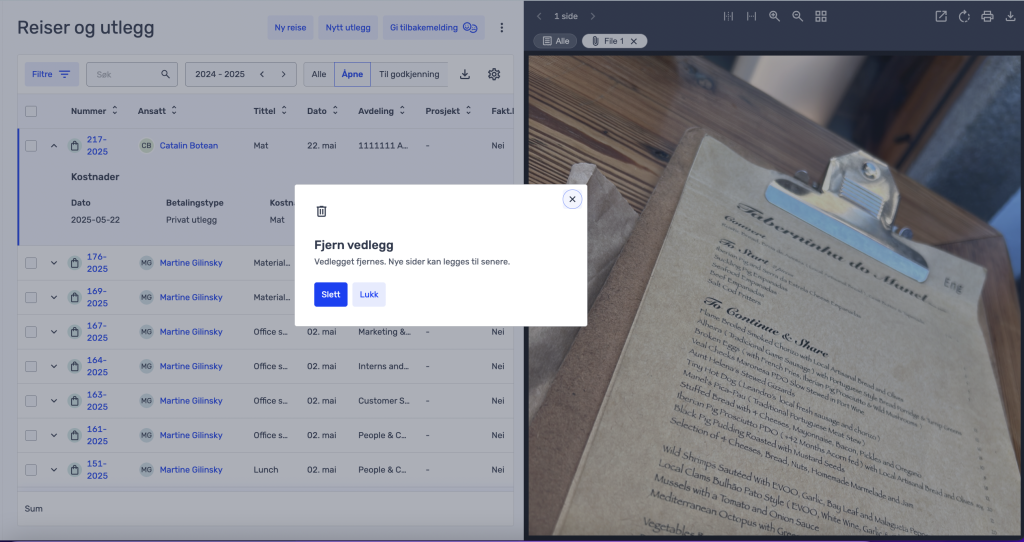 En dataskjerm viser et dashbord for reiser og utlegg med et popup-vindu for å fjerne et vedlegg, ved siden av et bilde av et utklippstavle med en utskrevet meny.