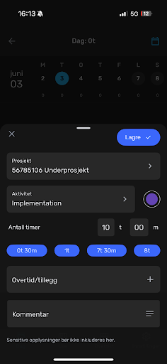 En mobilappskjerm for logging av arbeidstimer, som viser prosjektdetaljer, aktivitetstype, alternativer for tidsregistrering og et kommentarfelt.