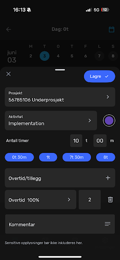En skjerm i en mobilapp viser et tidsregistreringsskjema for et delprosjekt, med felt for prosjekt, aktivitet, 10 timer registrert, overtidsalternativer og et kommentarfelt.