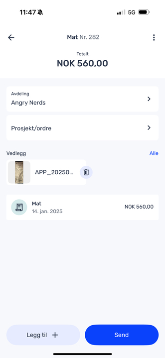 En mobilapp som viser en utgiftspostering på 560,00 kroner under "Angry Nerds", med en vedlagt kvittering og en dato 14. januar 2025.