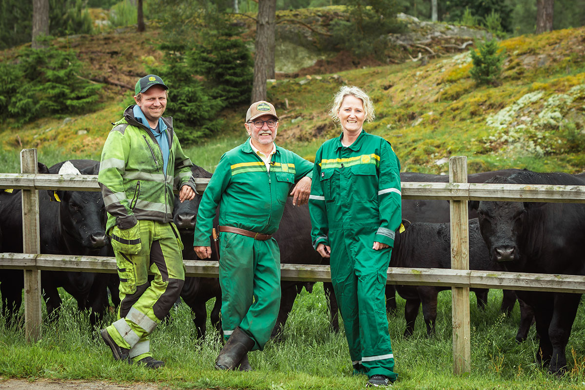 Daglig leder i Tripletex, poserer i grønn Felleskjøpet-iniform sammen med bonde Birger Fjellholt og bonde Andreas Fjellholt.