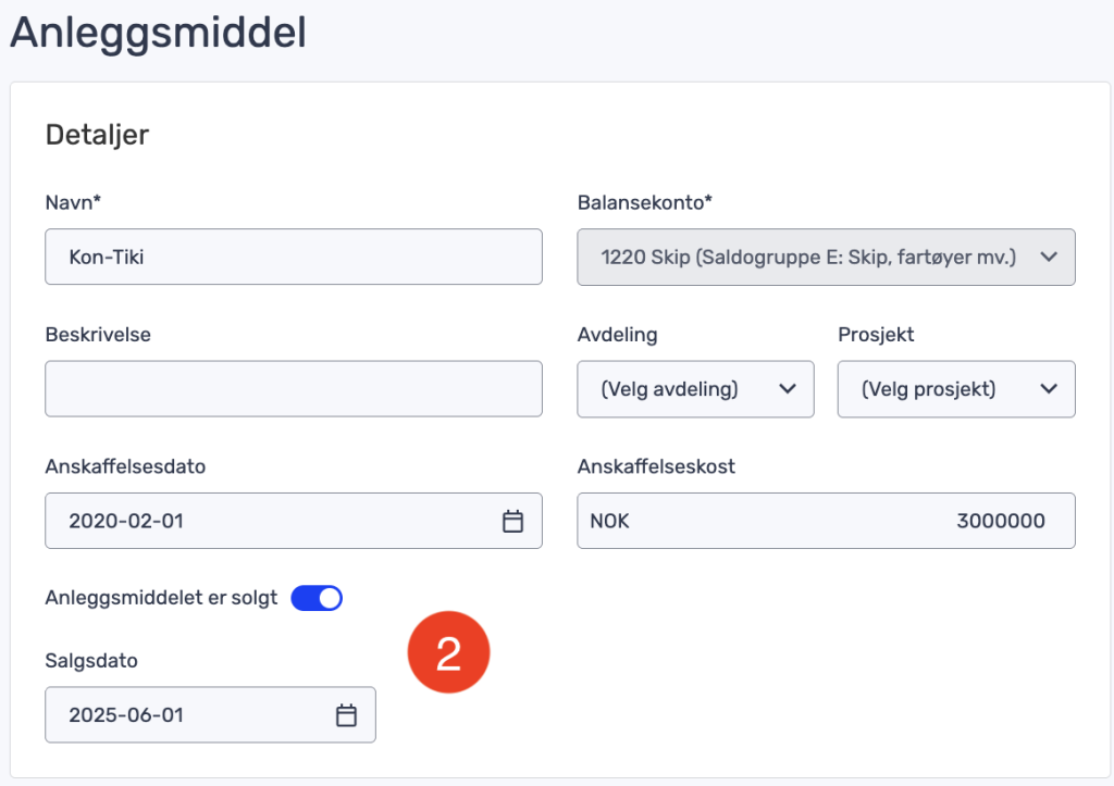 Et skjema merket "Anleggsmiddel" med felter for anleggsdetaljer, inkludert navn, konto, dato, kostnad og en vippebryter som indikerer at anlegget er solgt.