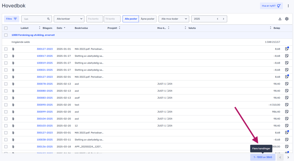 Skjermbilde av et reskontrogrensesnitt som viser en liste over transaksjoner med kolonner for dato, beskrivelse og beløp. En rosa pil peker mot knappen "Flere handlinger".