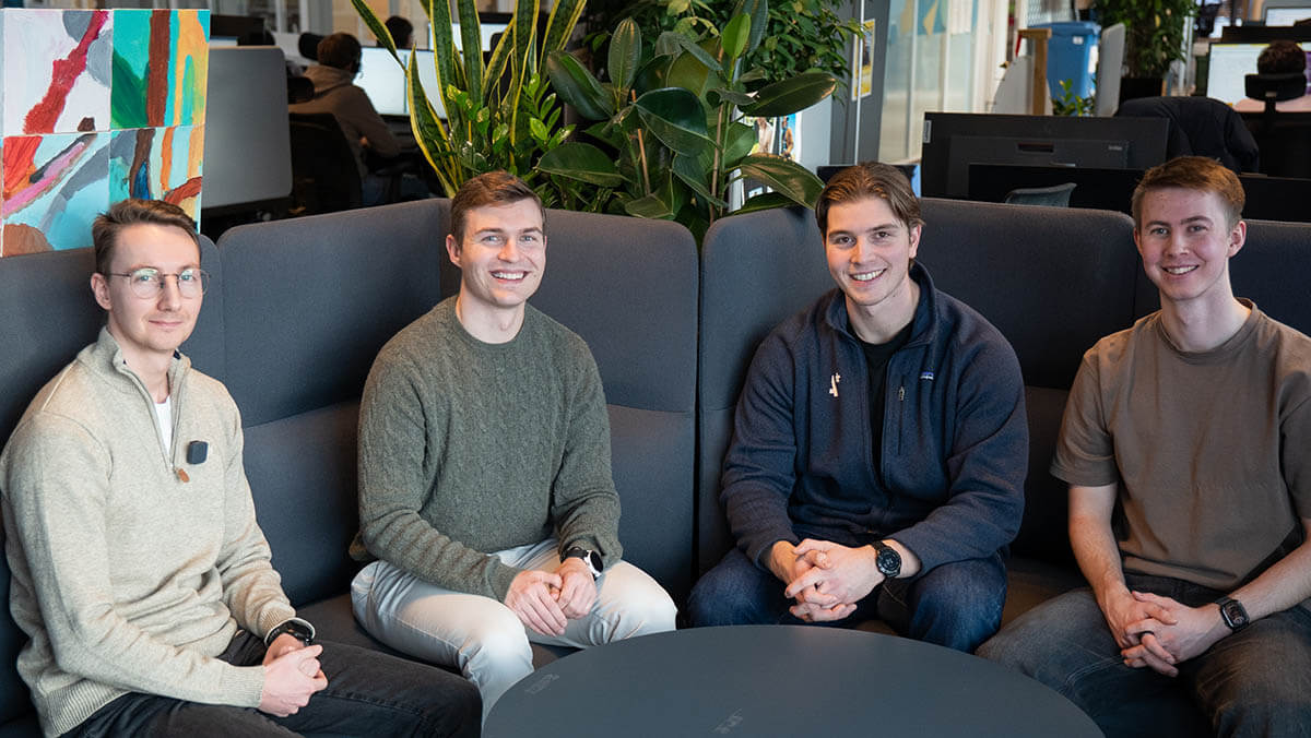 Martin Bø og Emil Mårtensson fra Tripletex sitter i en sofa sammen med Mikael Steenbuch og Erik Nymo Bohne fra Astar.