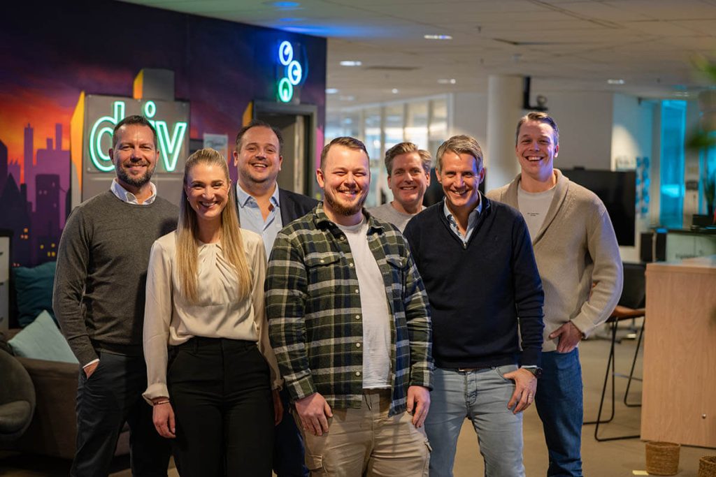 Gruppebilde av representanter fra Tripletex og Telaris etter inngåelse av samarbeidsavtale.