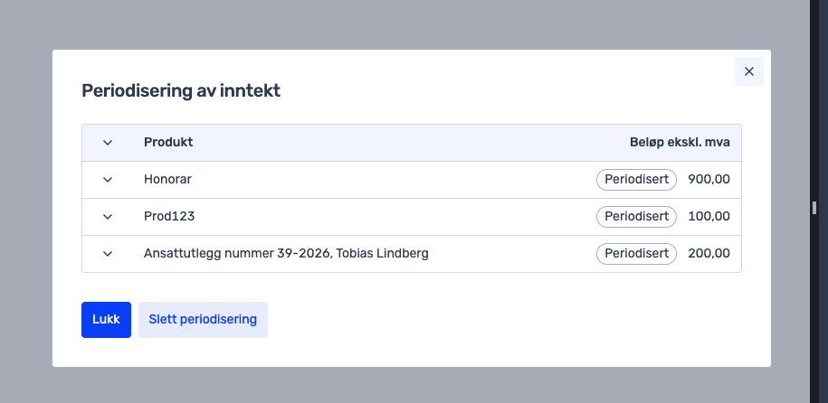 Et modalvindu viser en tabell med inntektsposter, beløp og statusen "Periodisert". Nederst til venstre finner du alternativer for å lukke eller slette.