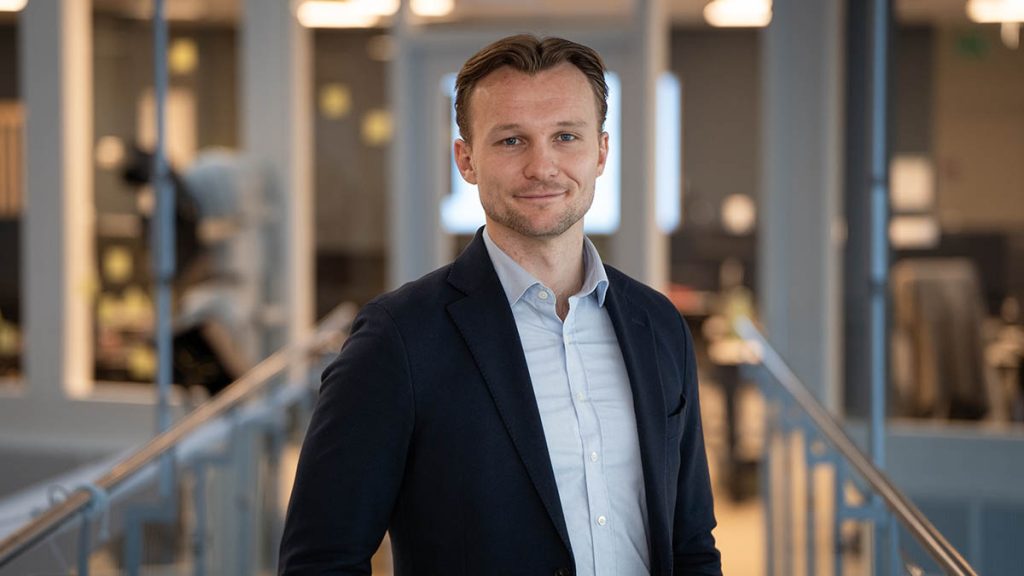 Portrettbilde av Stian Sanner, selger i Tripletex, som jobber tett mot bygg- og anleggsbransjen.