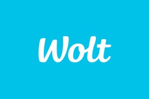 Wolt-logoen i hvit kursivskrift på en ensfarget cyanblå bakgrunn.