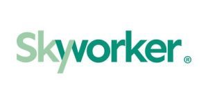 Skyworker-logoen består av ordet "Skyworker" i grønn gradienttekst med en stilisert "y" og et registrert varemerkesymbol.