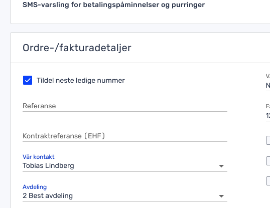 Skjermbilde av et fakturerings-/ordredetaljskjema i Norwegian med felt for referanse, kontraktsreferanse, kontaktperson og avdelingsvalg. En avmerkingsboks for tildeling av neste tilgjengelige nummer er krysset av.