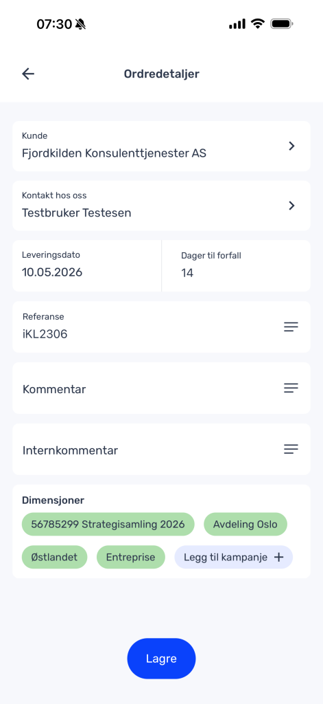 Et digitalt bestillingsskjema på norsk med kundeinformasjon, leveringsdato, referanse, kommentarfelt og utvalgskoder, med en blå "Lagre"-knapp nederst.