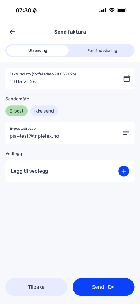 Et mobilskjermbilde viser et skjema for fakturasending med alternativer for å sende via e-post, oppgi en e-postadresse og legge til et vedlegg. Forfallsdatoen er satt til 10. mai 2026.