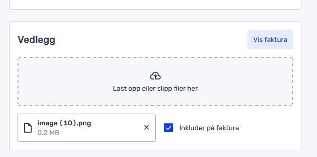 En filopplastingsdel med overskriften «Vedlegg», der en fil med navnet «image (10).png» er vedlagt, en avkryssingsrute for «Inkluder på faktura» som er merket av, samt knapper for «Vis faktura» og for å fjerne filen.