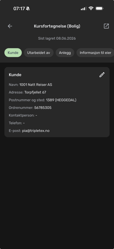 Et skjermbilde av en kundepost i en app, som viser kundeopplysninger som adresse, ordrenummer og e-postadresse på en mørk bakgrunn.