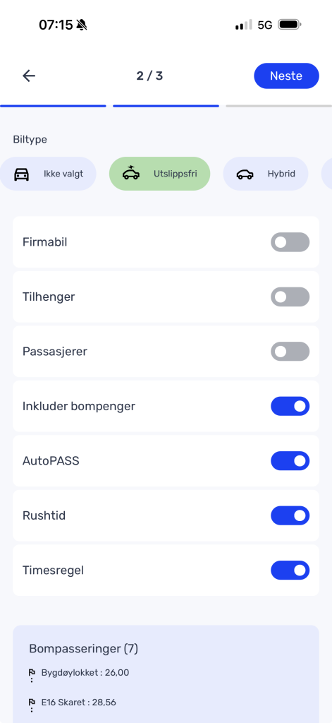 Skjermen på en mobilapp viser valgmuligheter for kjøretøy, blant annet utslippsfrie biler, hybridbiler samt innstillinger for bompenger, antall passasjerer, rushtid og timepriser. «Neste»-knappen er uthevet.