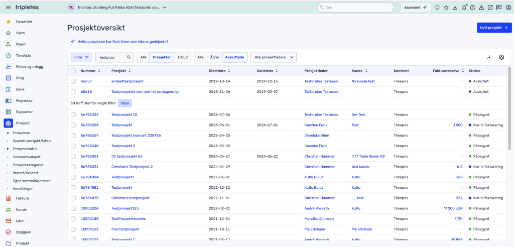 Et prosjektledelsesdashboard viser en liste over prosjekter med kolonner for prosjektnummer, navn, status, kunde, periode og andre opplysninger. Filtre og navigasjonsalternativer er synlige.