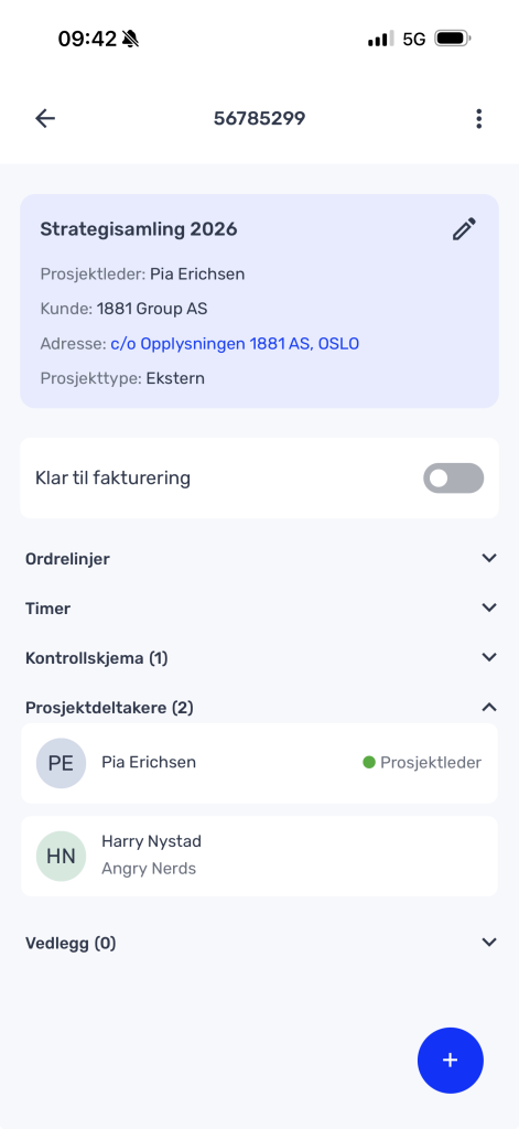 Mobilskjerm som viser en prosjektoversikt for «Strategisamling 2026» med opplysninger om prosjektleder, oppdragsgiver, adresse, deltakere og statusalternativer.