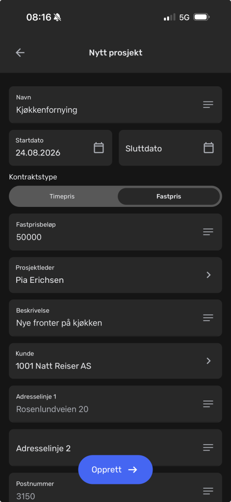 En skjerm i en mobilapp på norsk viser et skjema for et nytt prosjekt med felt for datoer, type, pris, ansvarlig, beskrivelse, kunde, adresser og en blå «Opprett»-knapp.