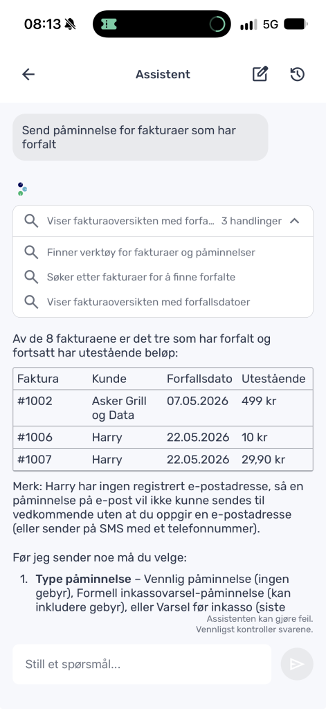 Skjermbilde av et assistentgrensesnitt som viser forfalte fakturaer, inkludert fakturanummer, kundenavn, datoer og beløp, med muligheter for å sende betalingspåminnelser eller inkassovarsler.