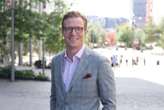 En mann i en lysegrå blazer og rosa skjorte som smiler utendørs. Seniorrådgiver Christopher Kaino i VIEW Group forklarer fire vanlige feil vekstbedrifter gjør.